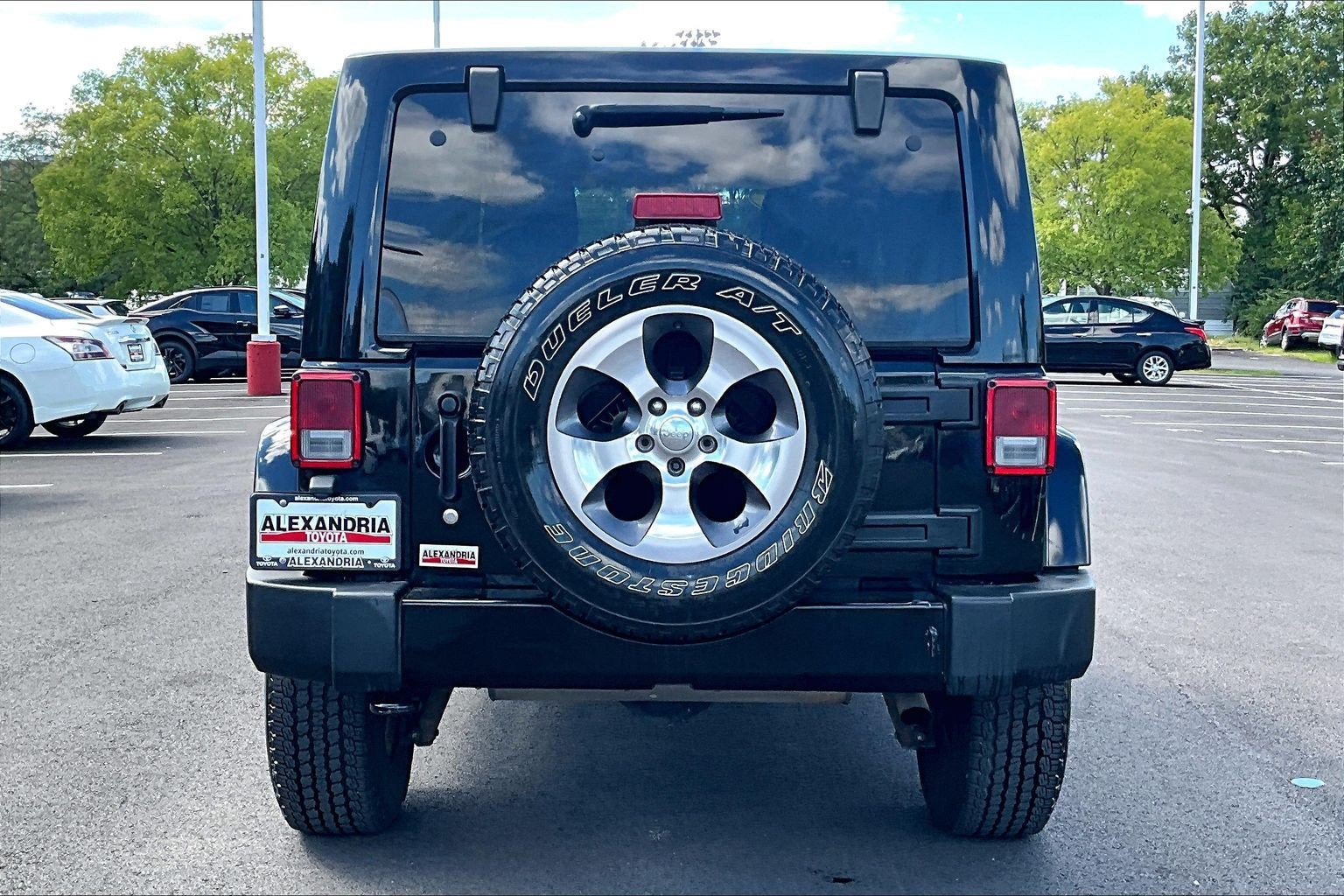 Used 2017 Jeep Wrangler Unlimited Sahara w/ Connectivity Group AWD/4WD image 4