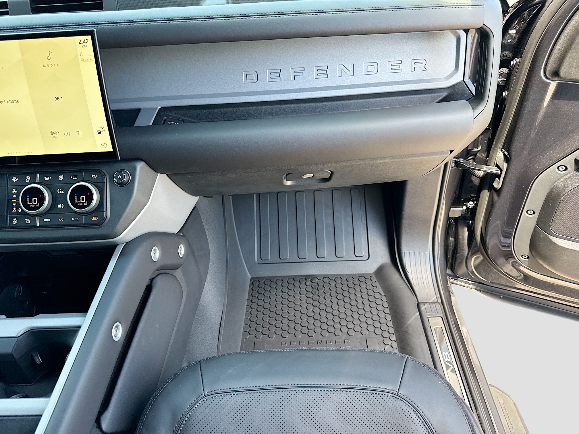 New 2026 Land Rover Defender 130 V8 AWD/4WD image 17