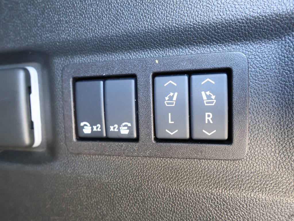 Certified 2025 GMC Yukon AT4 Ultimate AWD/4WD image 38