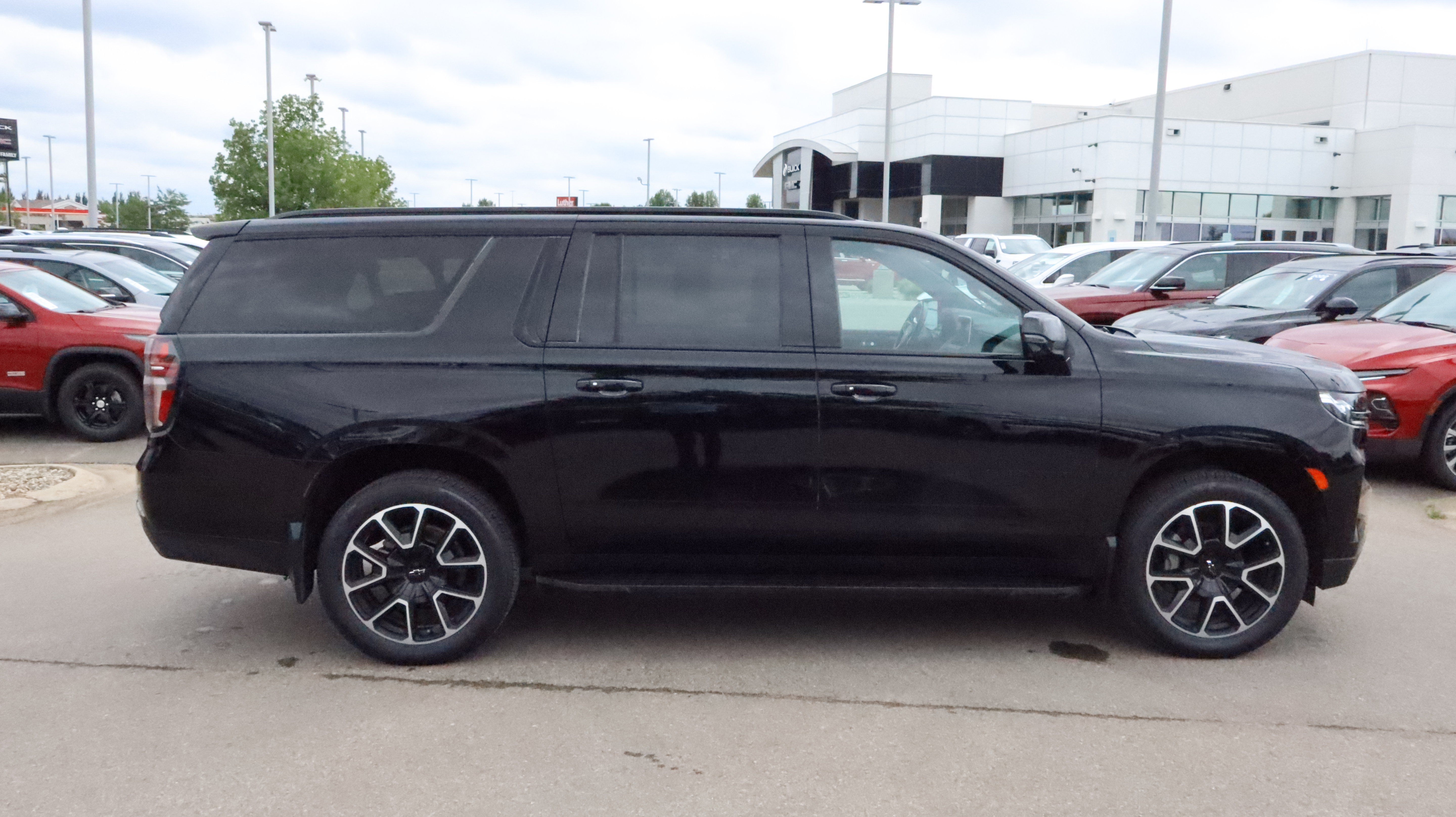 Certified 2022 Chevrolet Suburban RST w/ Luxury Package AWD/4WD image 8