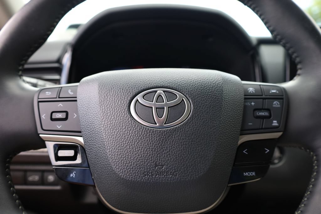 Used 2025 Toyota Camry XLE AWD/4WD image 11