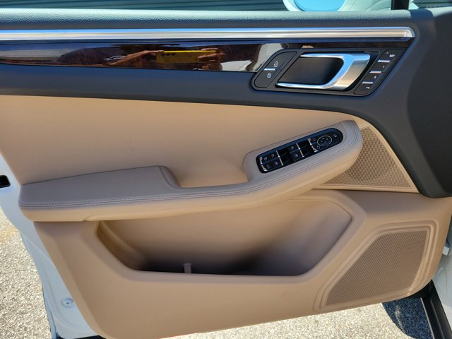 Certified 2023 Porsche Macan AWD/4WD image 26