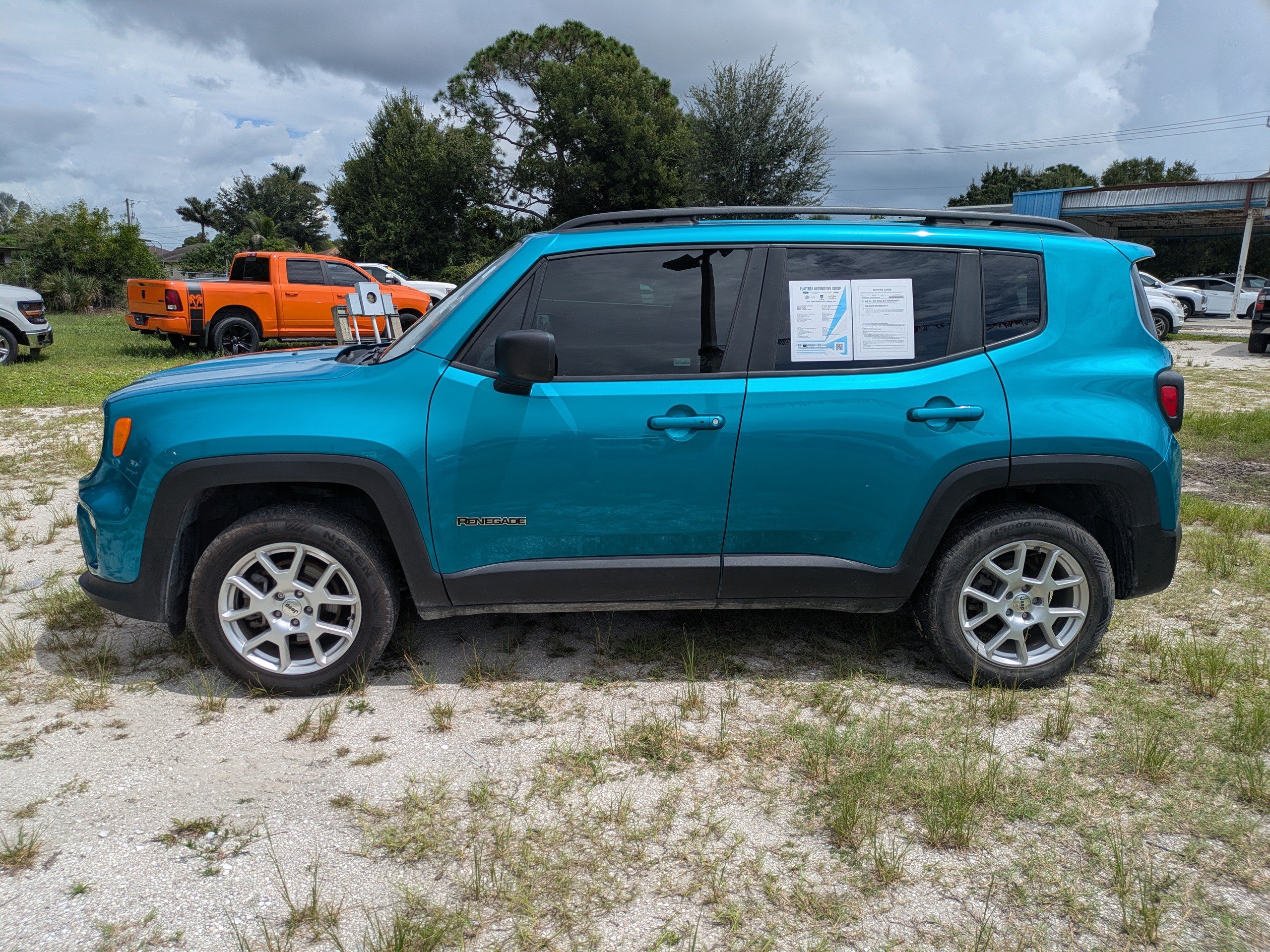 Used 2022 Jeep Renegade Latitude AWD/4WD image 7