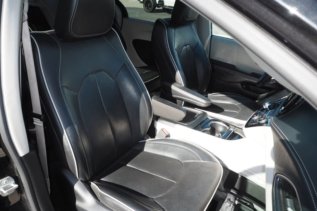 Used 2023 Chrysler Pacifica Limited FWD image 21
