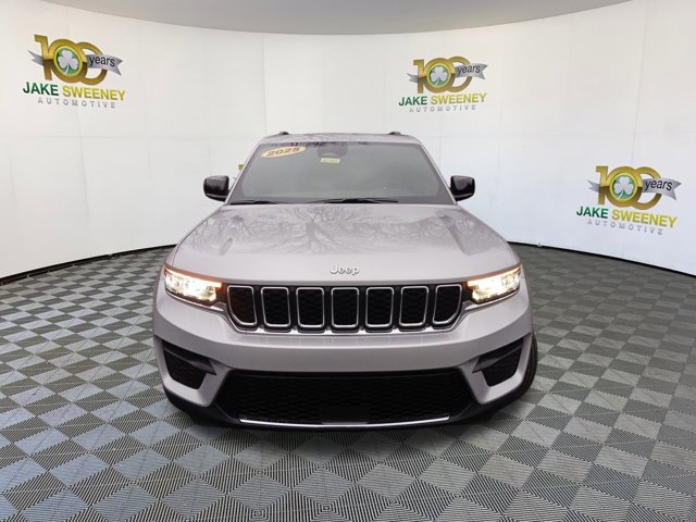 Used 2025 Jeep Grand Cherokee Laredo X w/ Luxury Tech Group I image 3