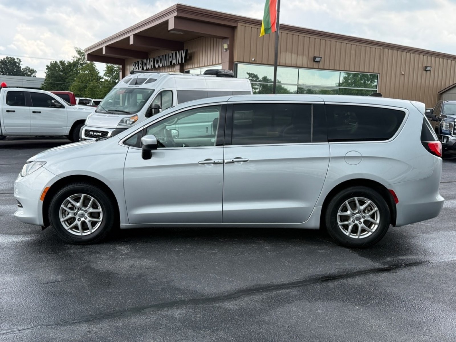 Used 2023 Chrysler Voyager LX FWD image 5