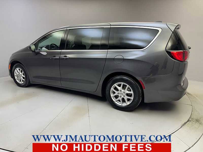 Used 2023 Chrysler Voyager LX image 3
