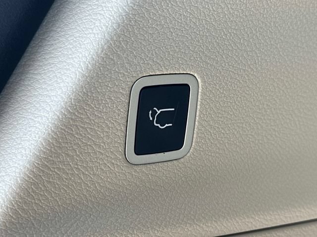 Used 2020 Chrysler Pacifica Limited w/ Advanced Safetytec Group FWD image 19