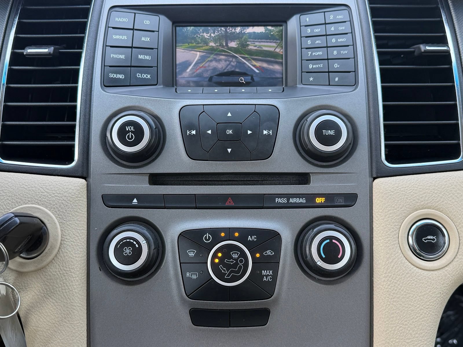 Used 2016 Ford Taurus SE FWD image 30