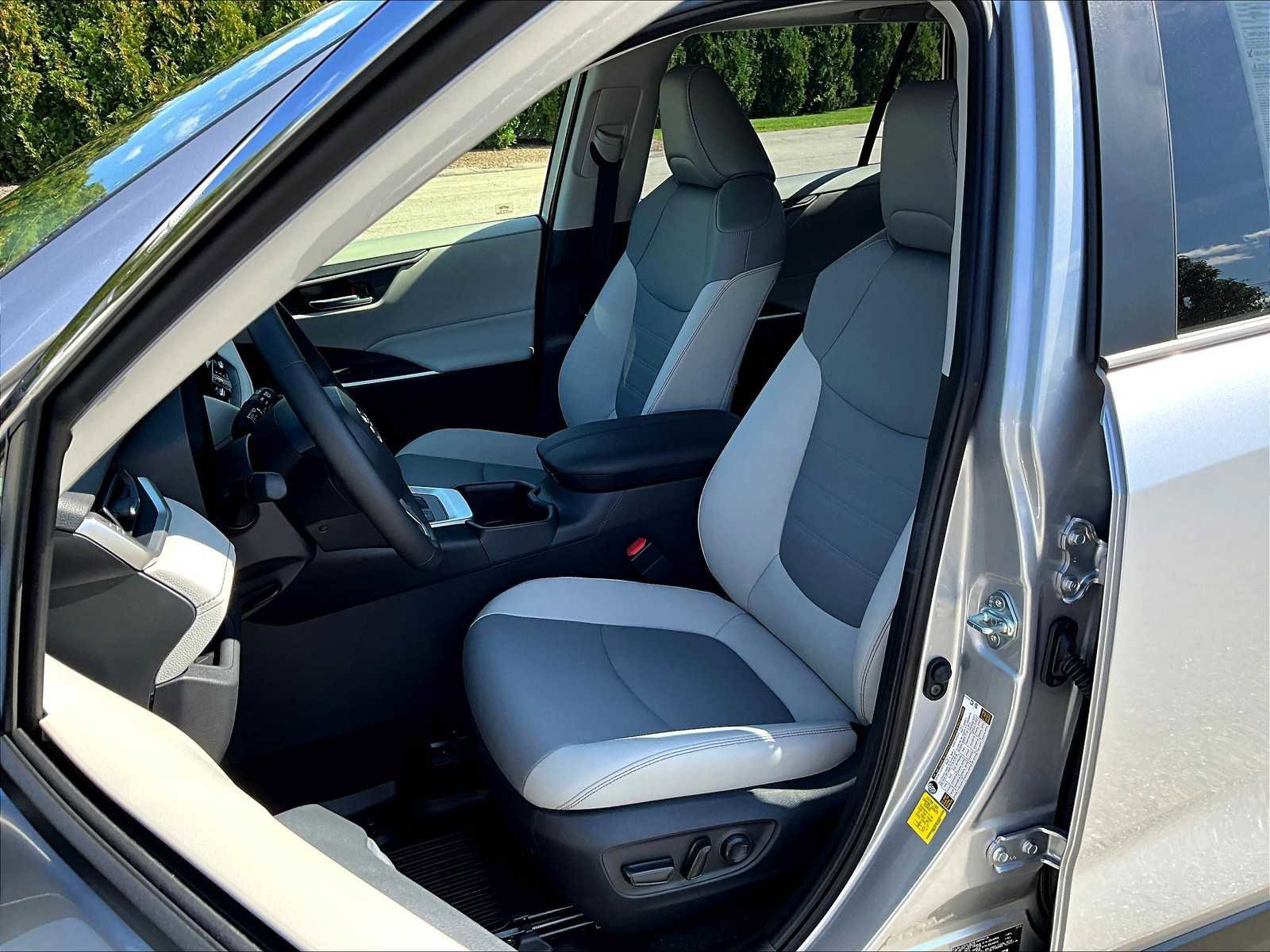 Used 2025 Toyota RAV4 XLE Premium image 10