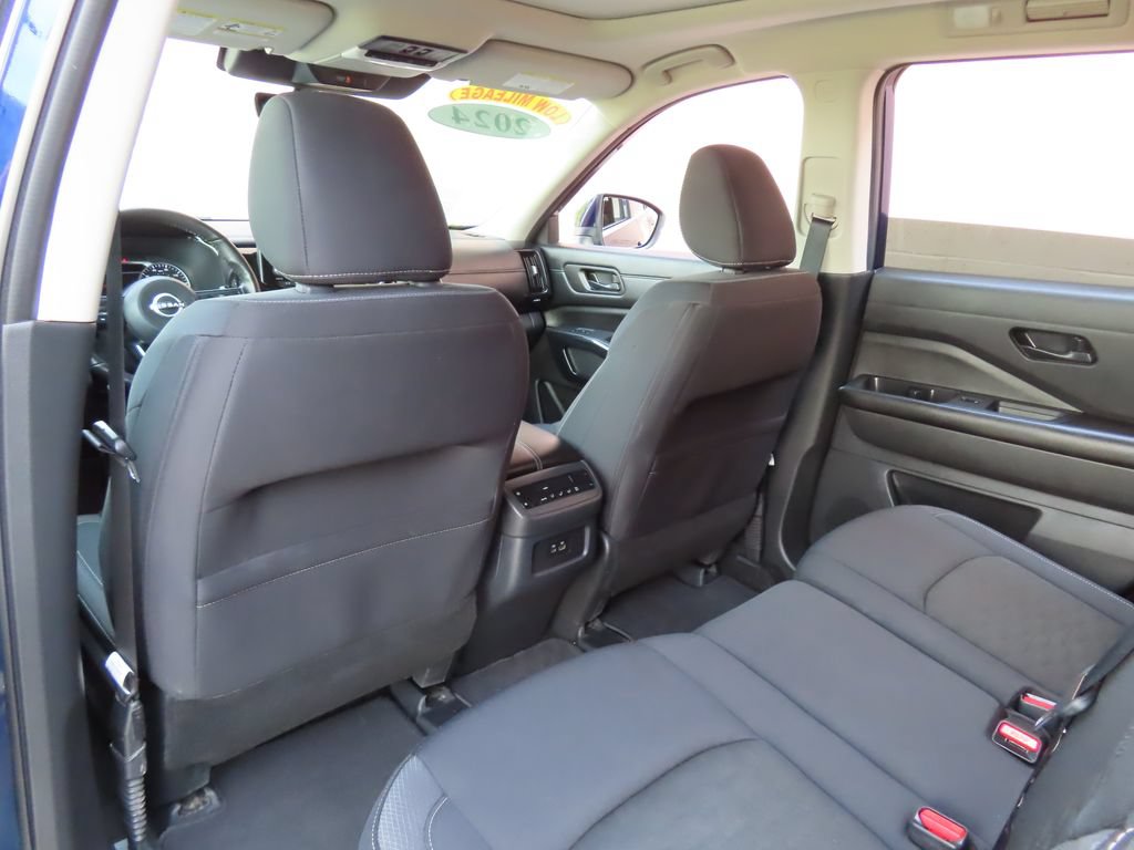 Used 2024 Nissan Pathfinder SV AWD/4WD image 31