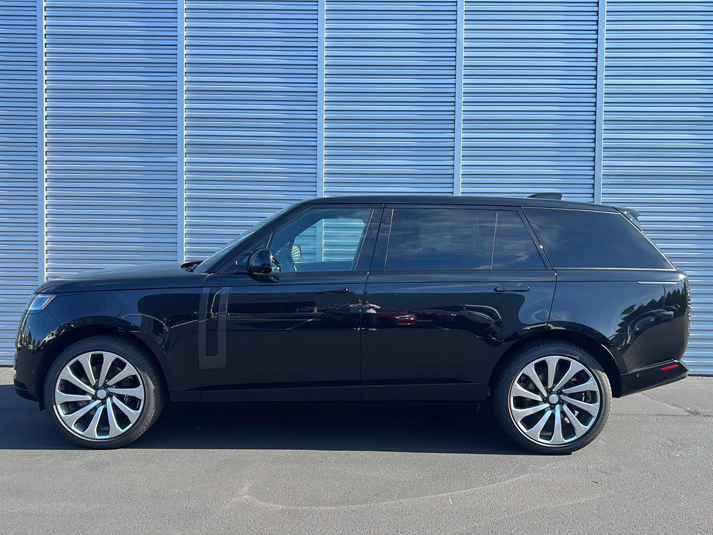 New 2026 Land Rover Range Rover Long Wheelbase SE AWD/4WD image 2