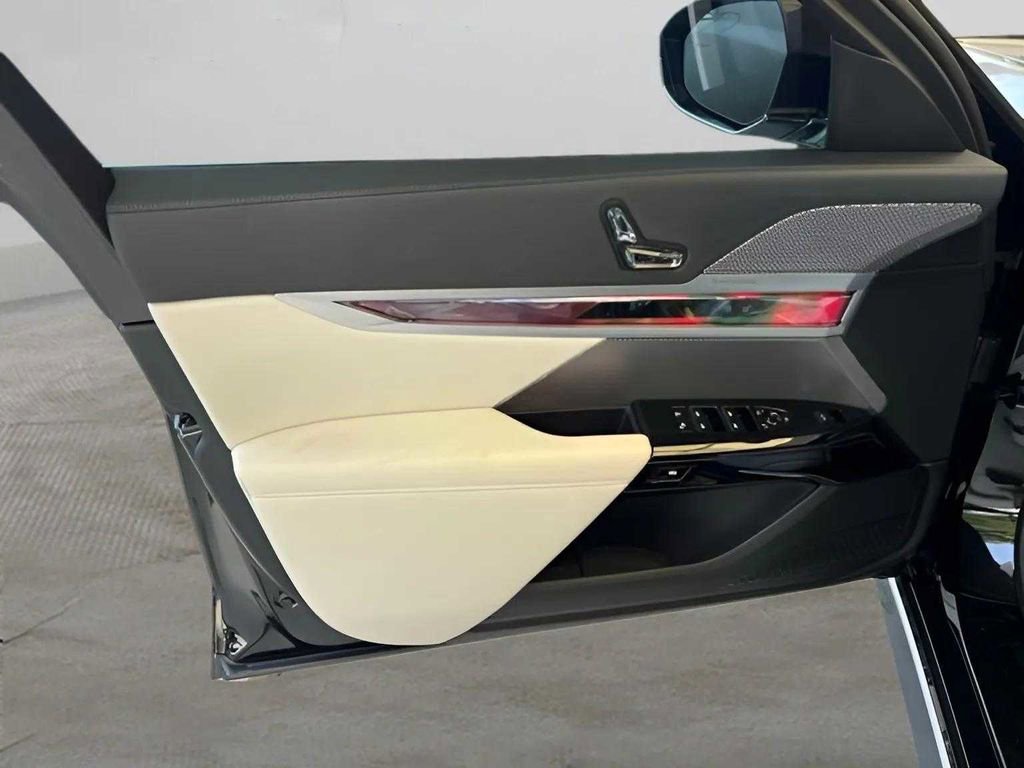 Used 2024 BMW i7 xDrive60 image 36