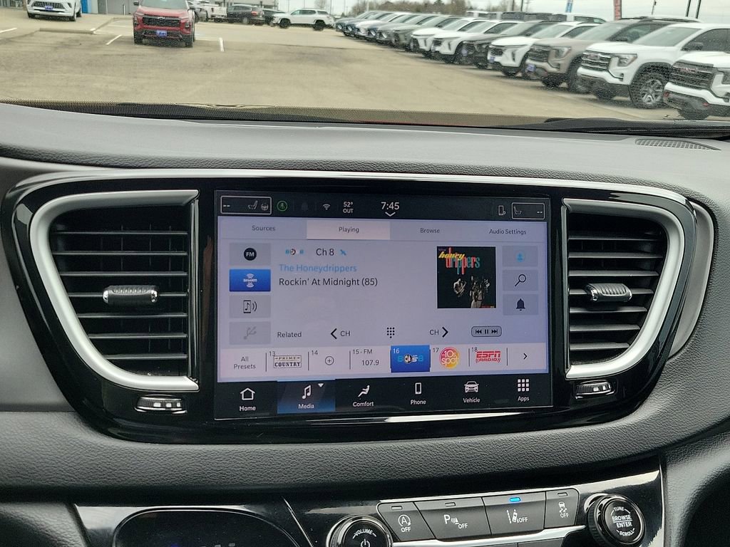 Used 2025 Chrysler Pacifica Select image 16