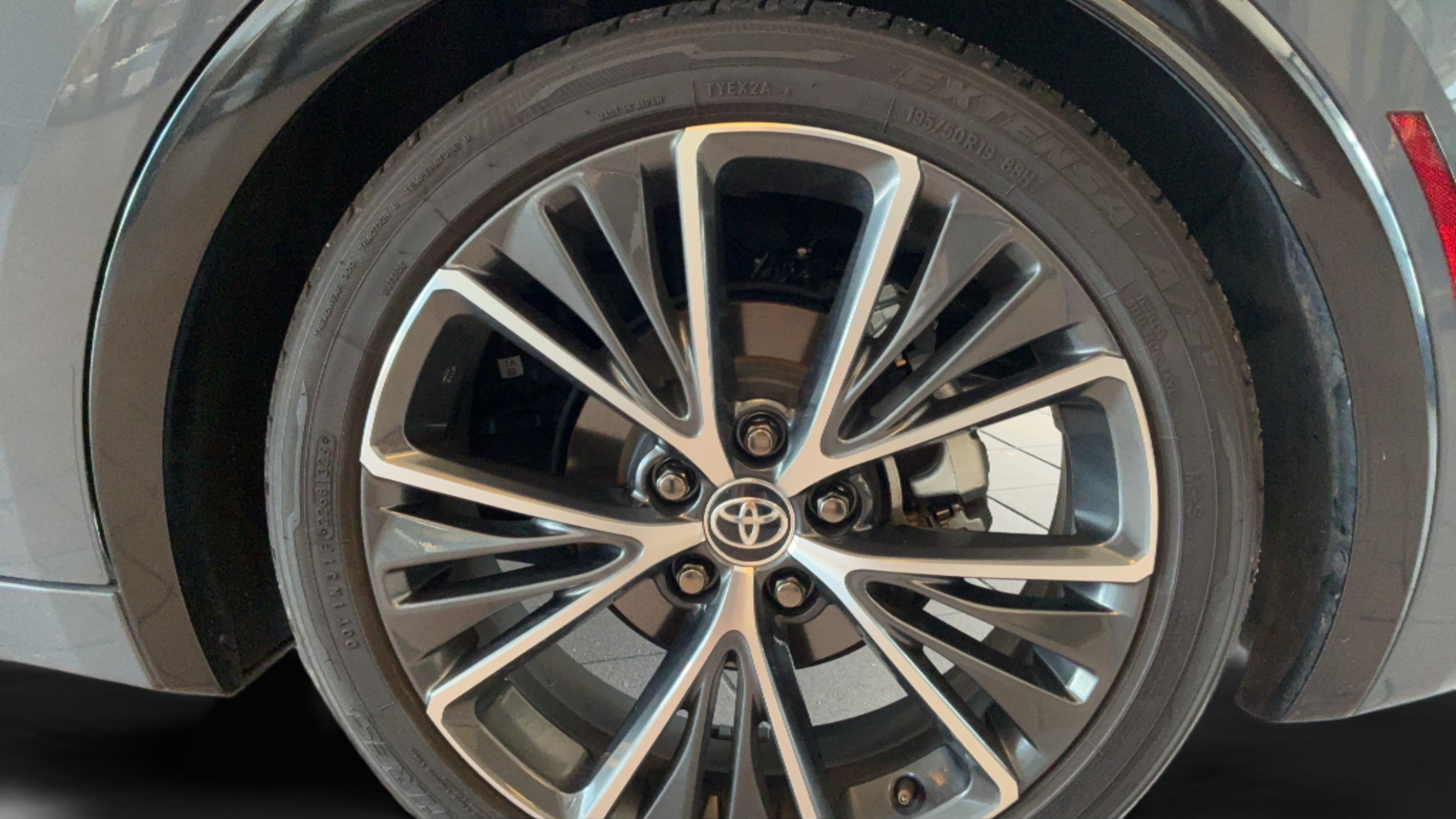 Certified 2025 Toyota Prius XLE FWD image 40