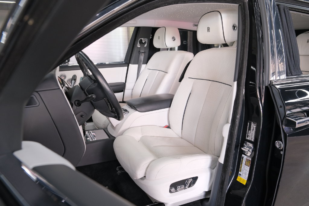 Used 2022 Rolls-Royce Phantom Sedan w/ The Phantom Package RWD image 9