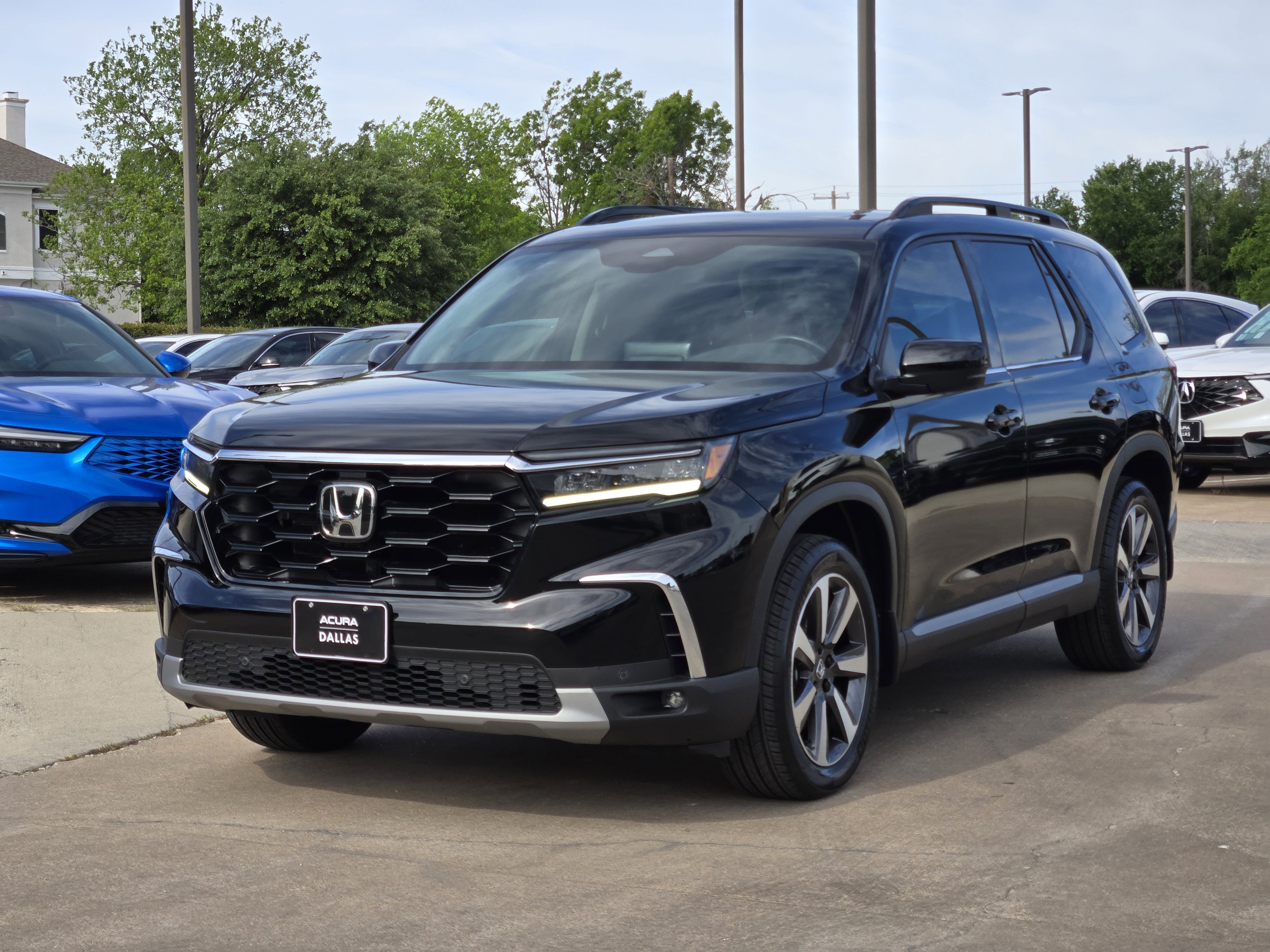 Used 2025 Honda Pilot Touring image 4