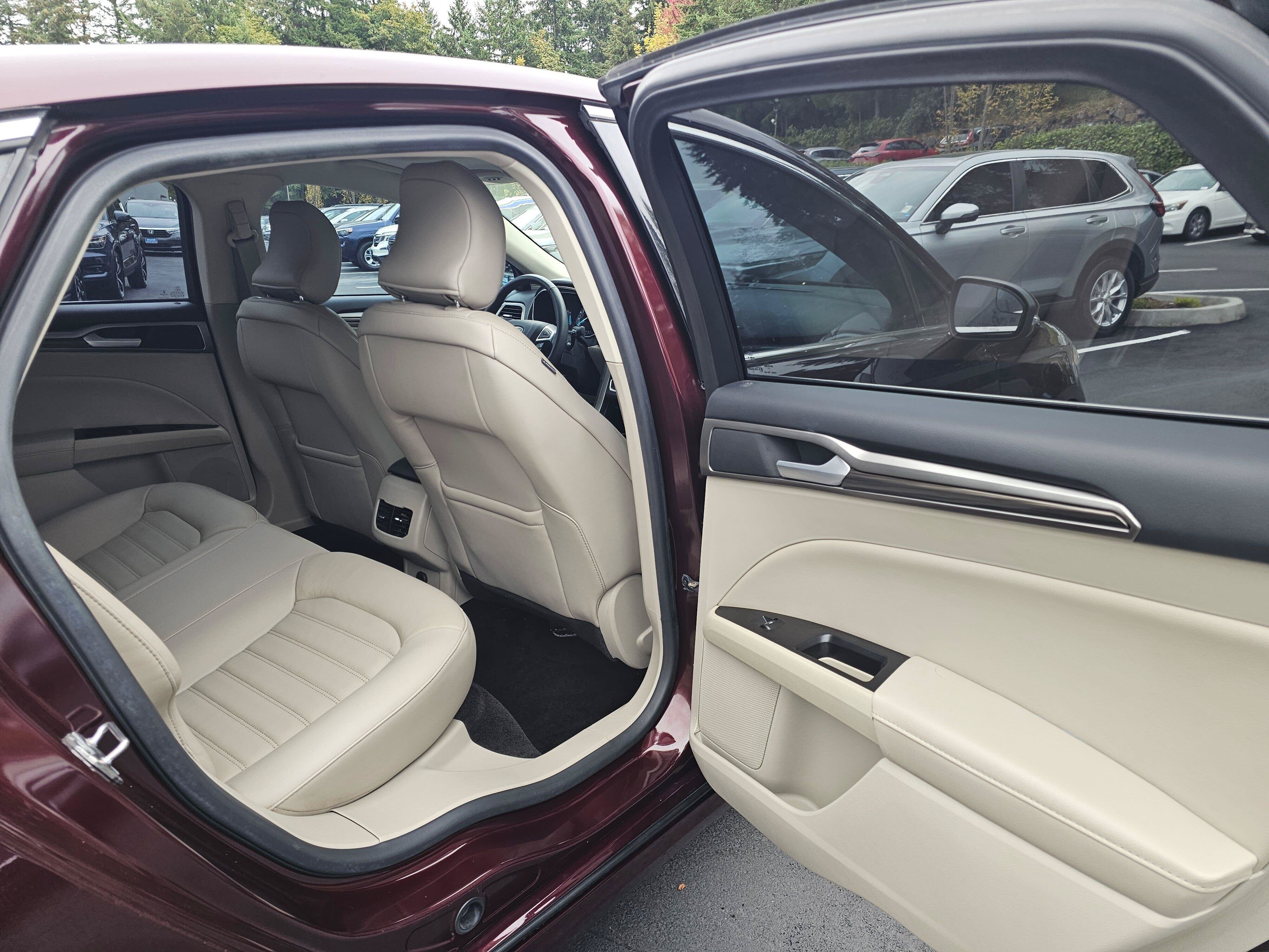 Used 2018 Ford Fusion SE w/ Fusion SE Technology Package FWD image 15