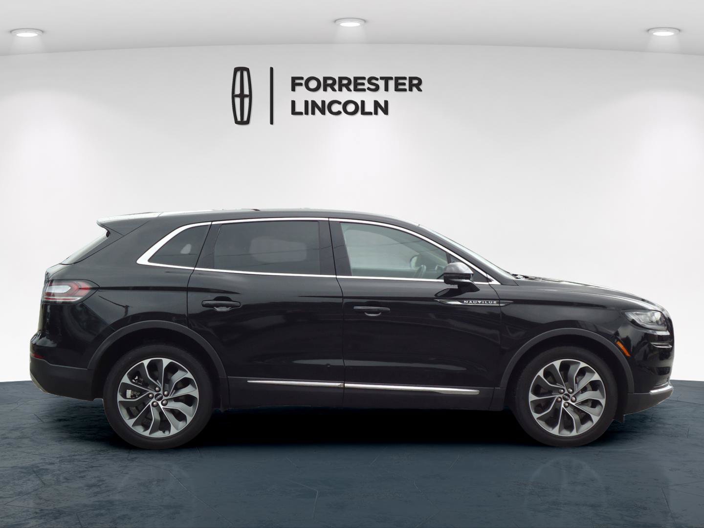 Used 2023 Lincoln Nautilus Reserve w/ Class II Trailer Tow Package AWD/4WD image 2