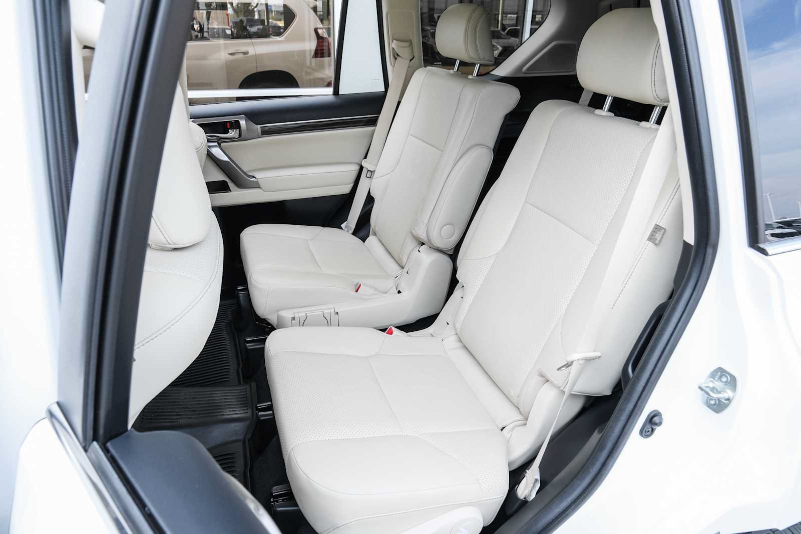 Used 2022 Lexus GX 460 Luxury w/ Sport Design Package AWD/4WD image 27