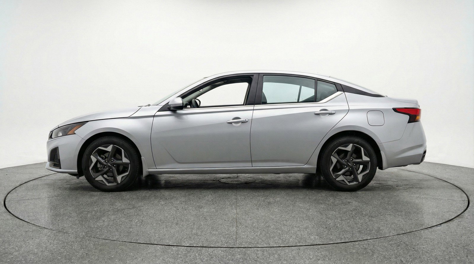 Used 2025 Nissan Altima 2.5 SV image 5