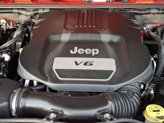 Used 2015 Jeep Wrangler Unlimited Sahara w/ Connectivity Group image 28