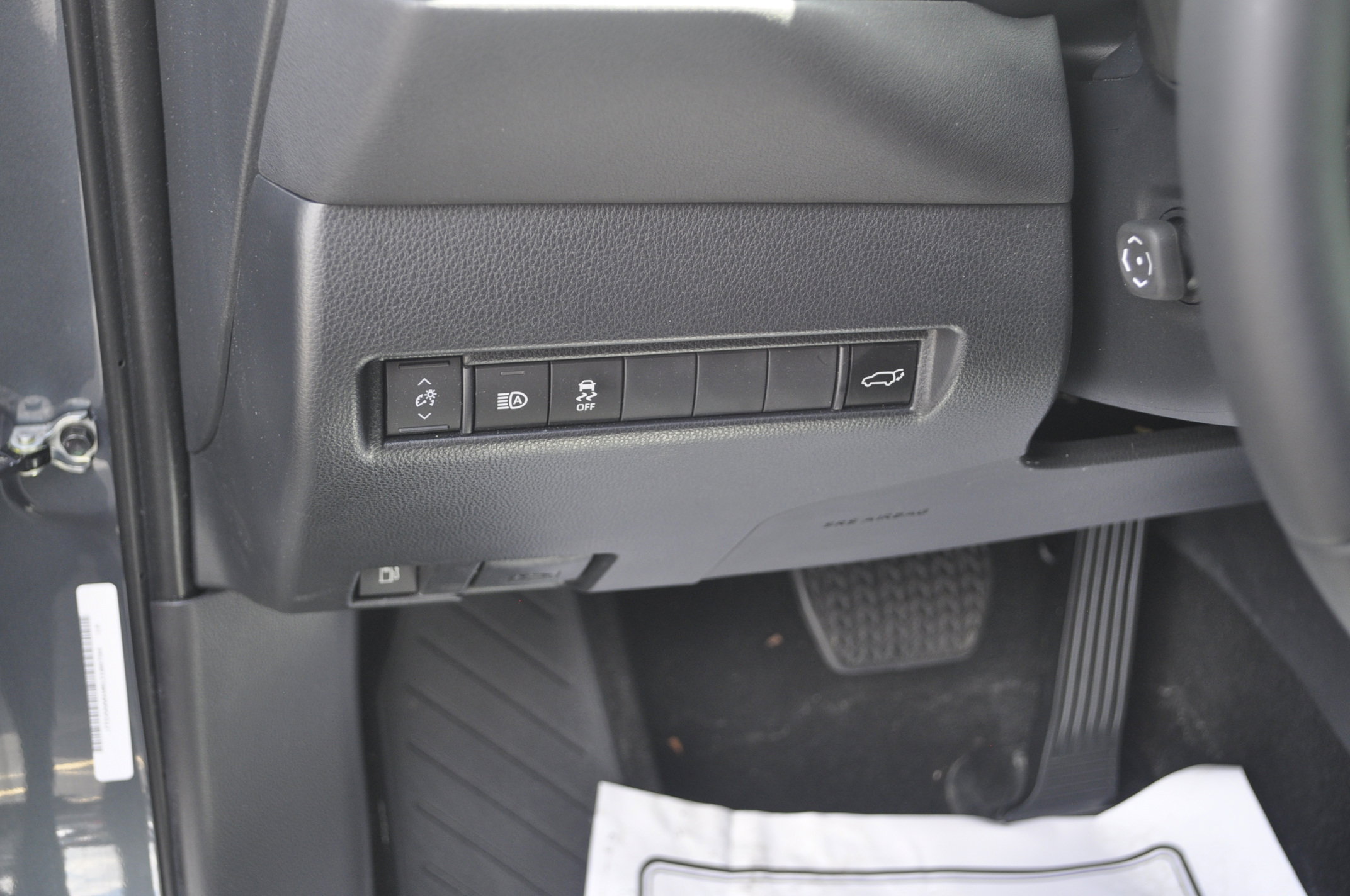 Used 2024 Toyota Venza LE AWD/4WD image 17