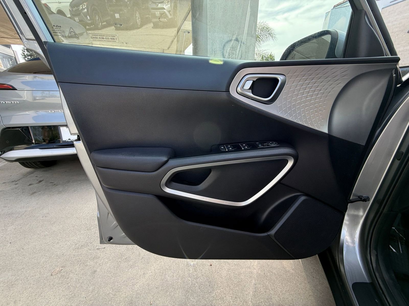 Used 2025 Kia Soul LX w/ LX Technology Package FWD image 18