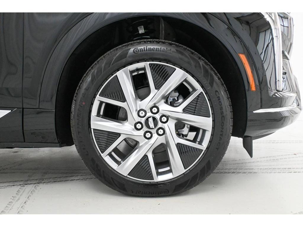 New 2026 Cadillac Optiq Luxury 2 image 8