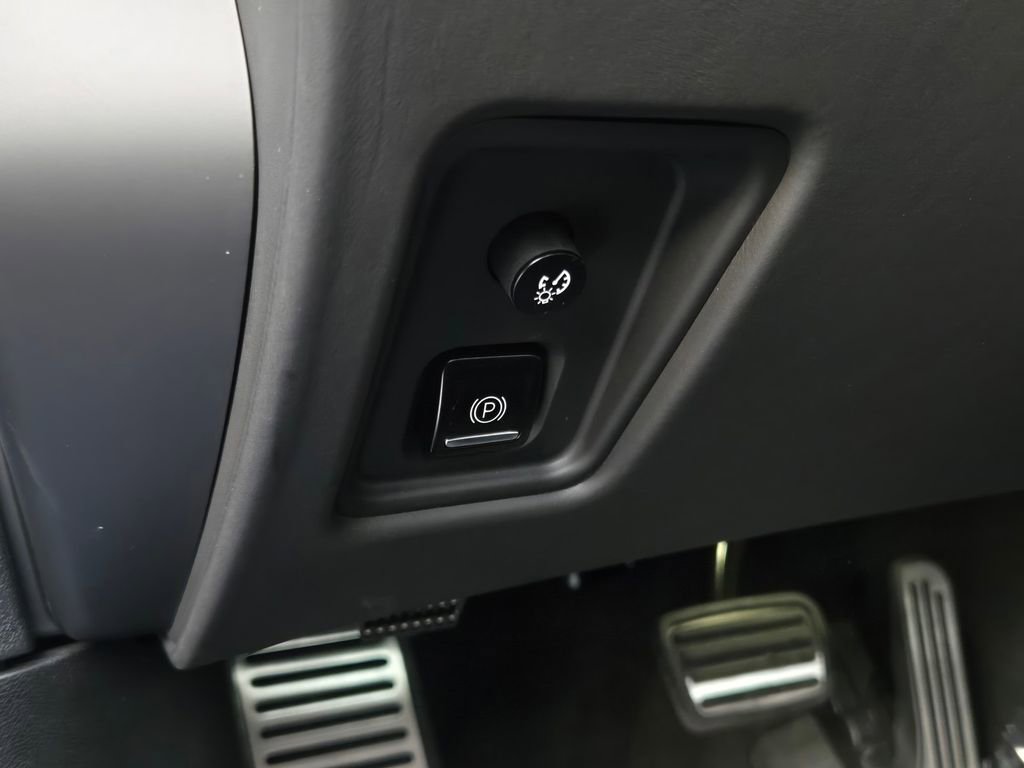 Used 2020 Chevrolet Corvette Stingray Premium Cpe w/ 3LT Preferred Equipment Group image 21