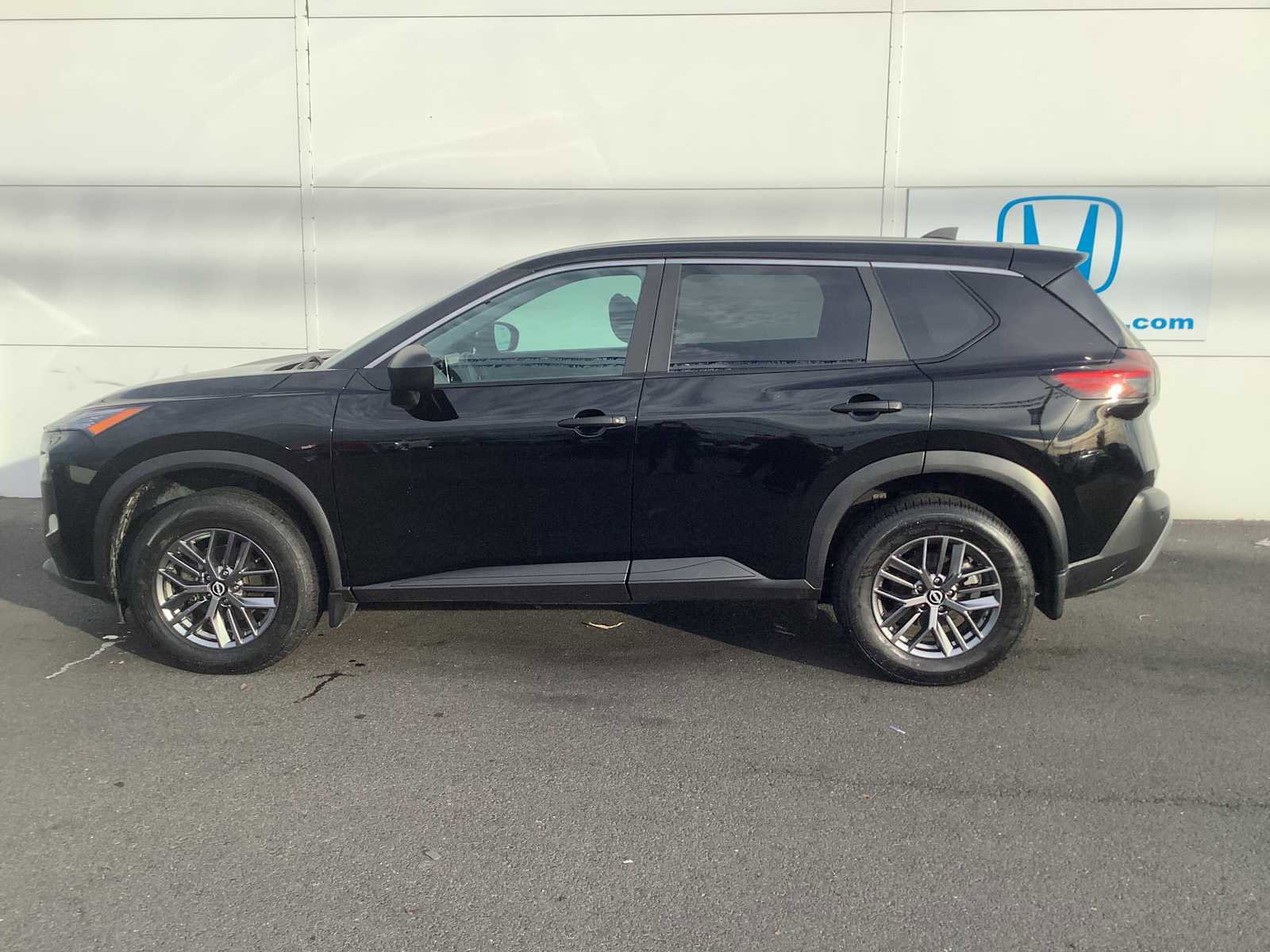Used 2023 Nissan Rogue S image 3