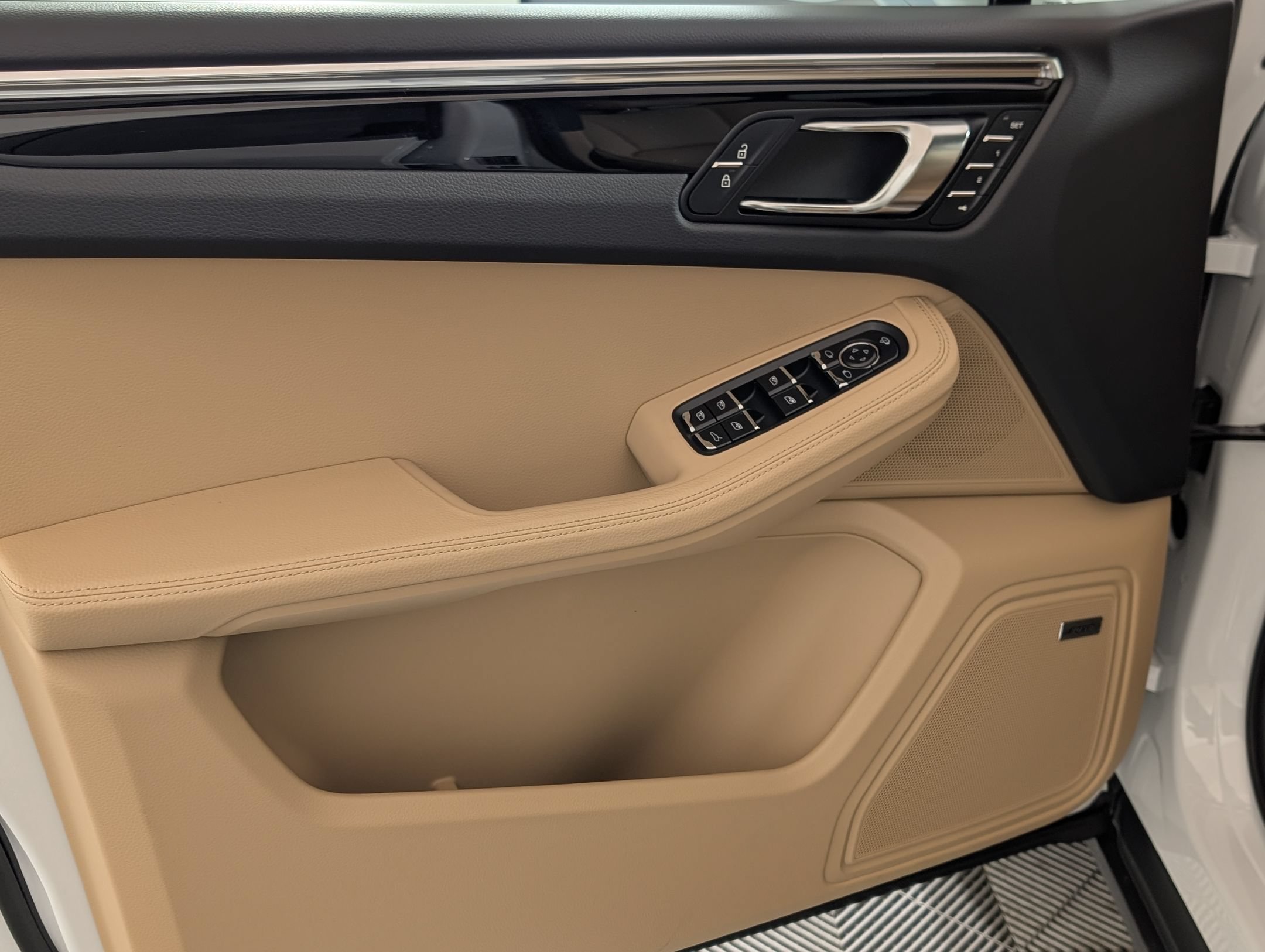 Certified 2026 Porsche Macan AWD/4WD image 16