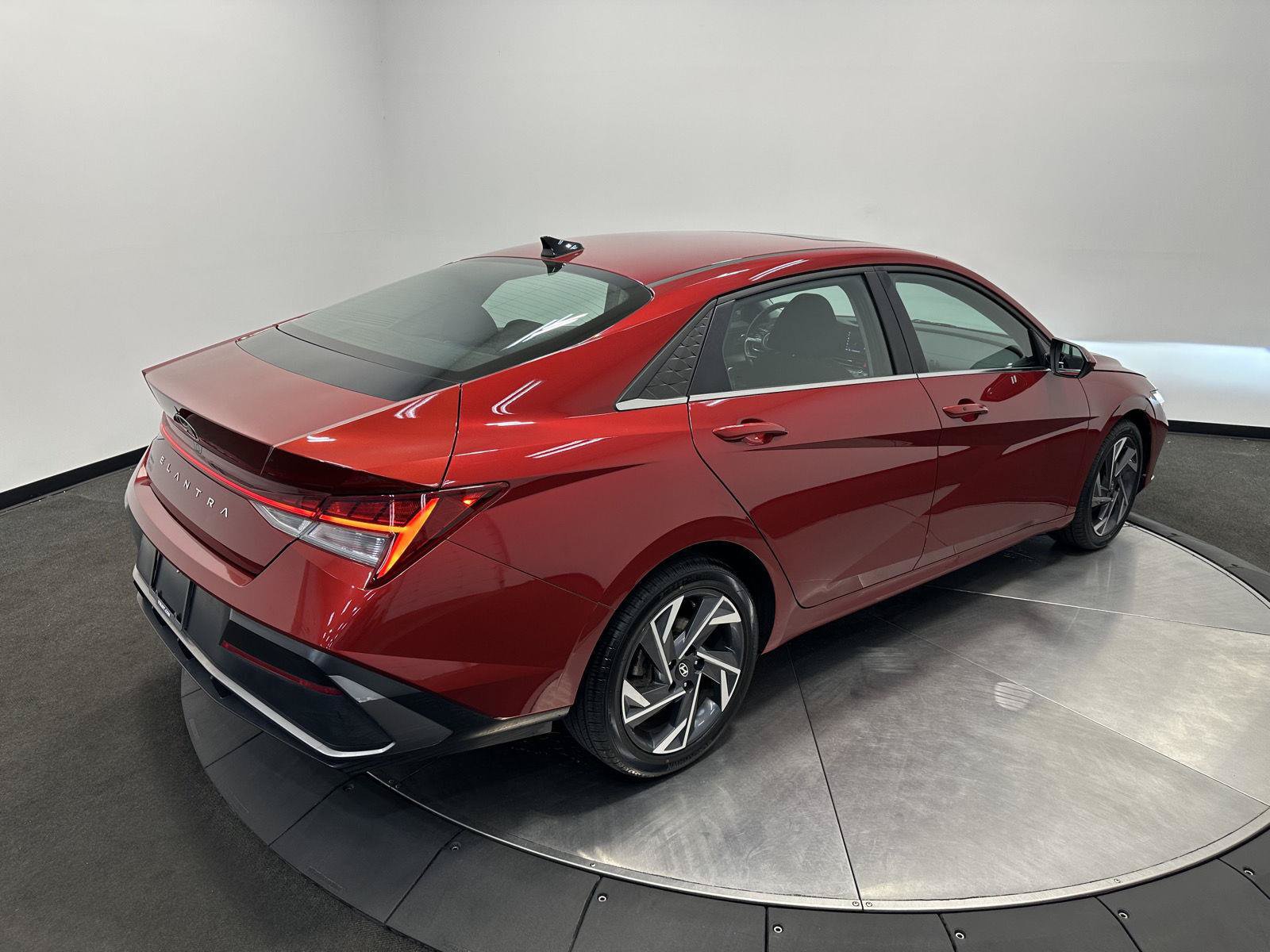 Certified 2024 Hyundai Elantra SEL w/ Convenience Package FWD image 7