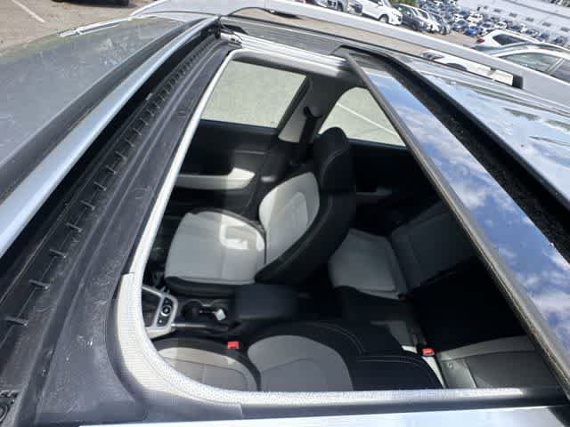 Used 2021 Hyundai Venue SEL w/ Premium Package FWD image 6