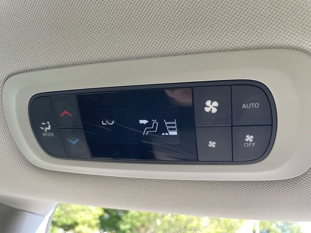 Used 2024 Chrysler Pacifica Select image 38