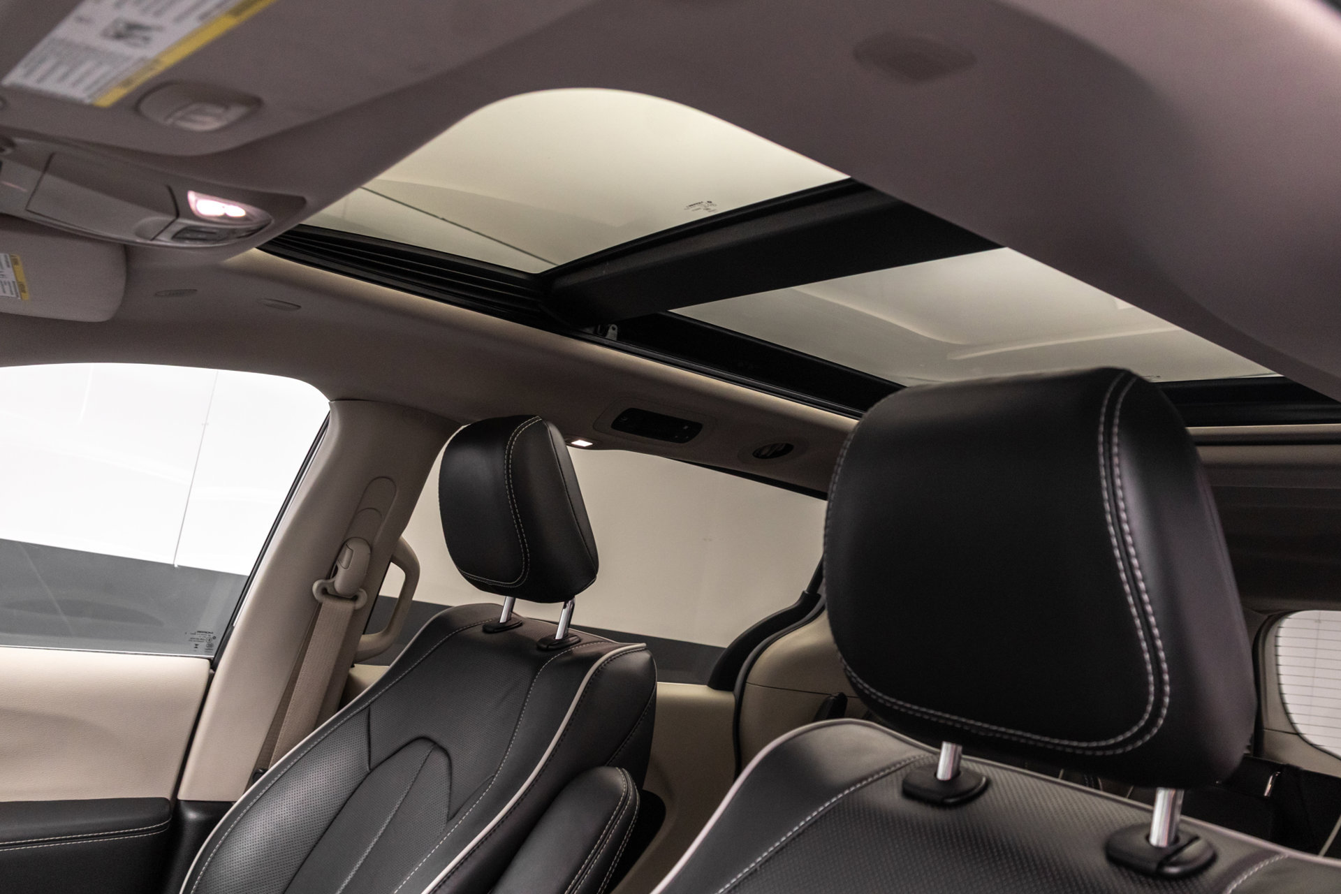 Used 2023 Chrysler Pacifica Limited FWD image 29