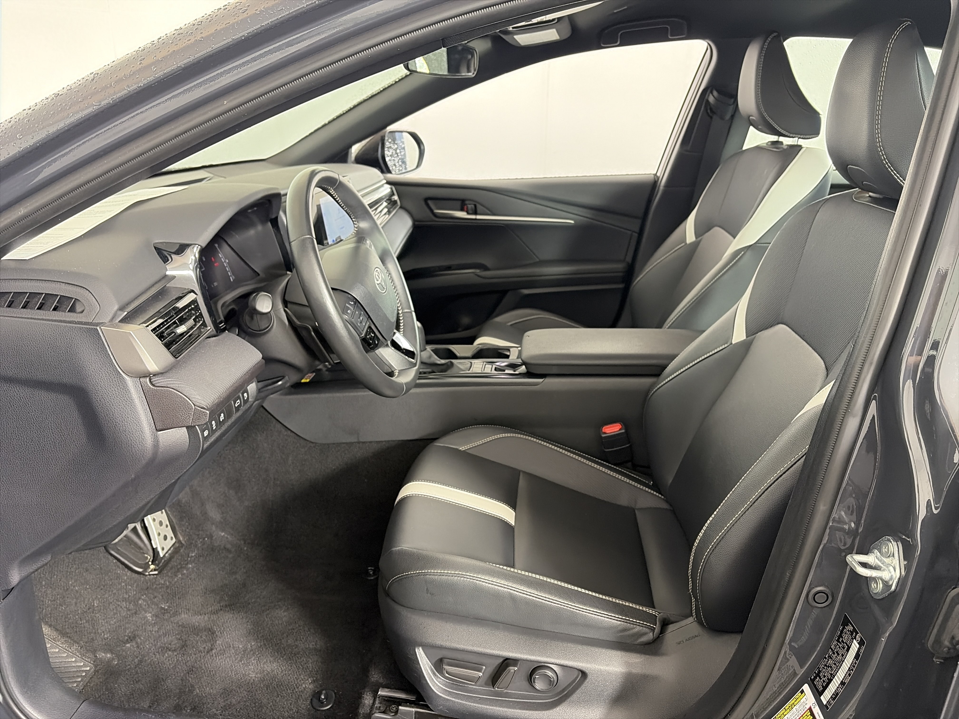 Used 2025 Toyota Camry SE FWD image 6