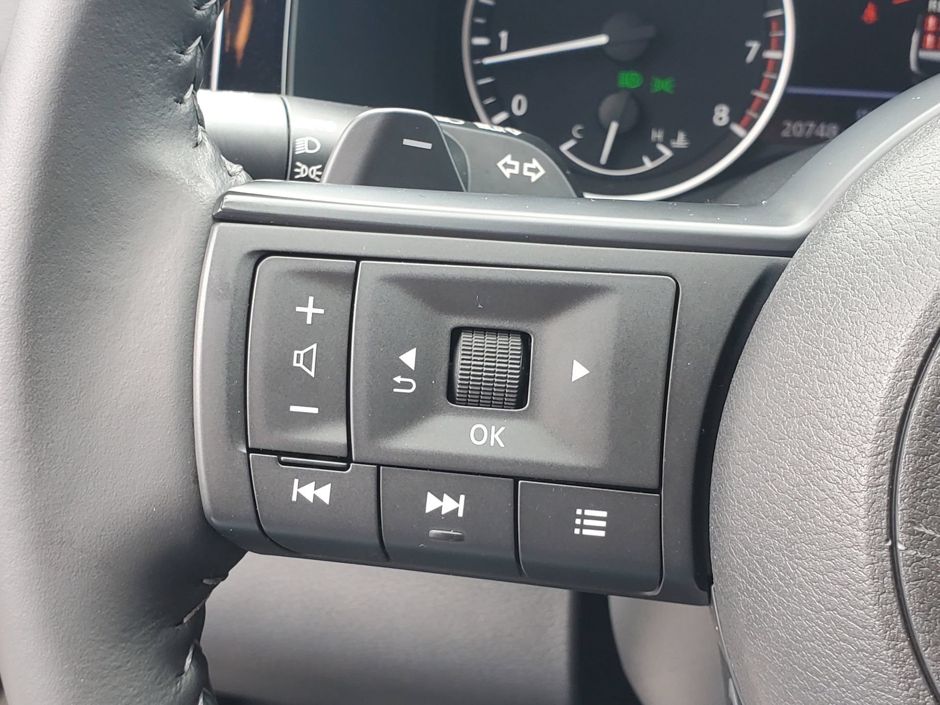 Used 2025 Nissan Pathfinder SV FWD image 23