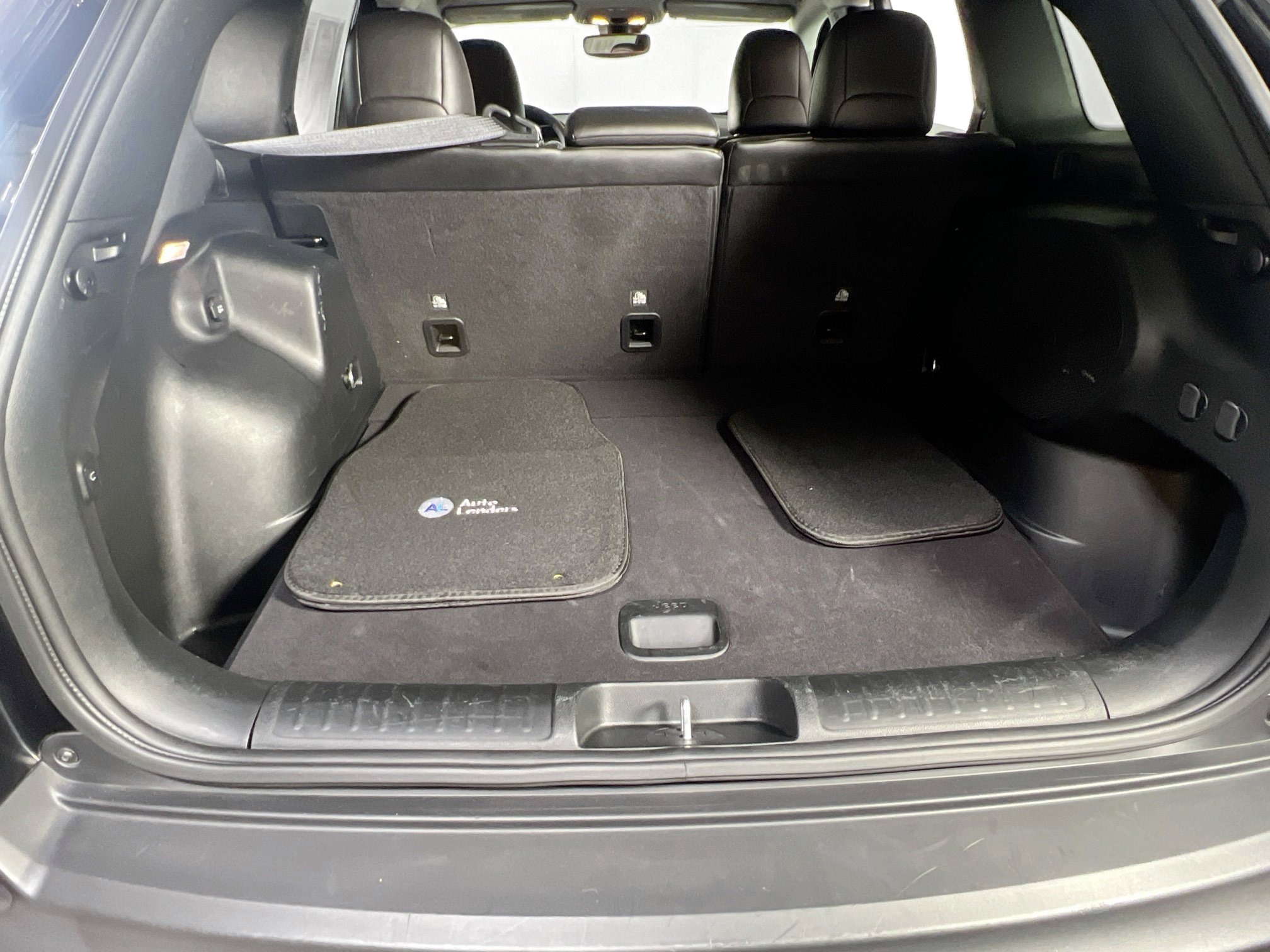 Used 2022 Jeep Cherokee Limited image 25