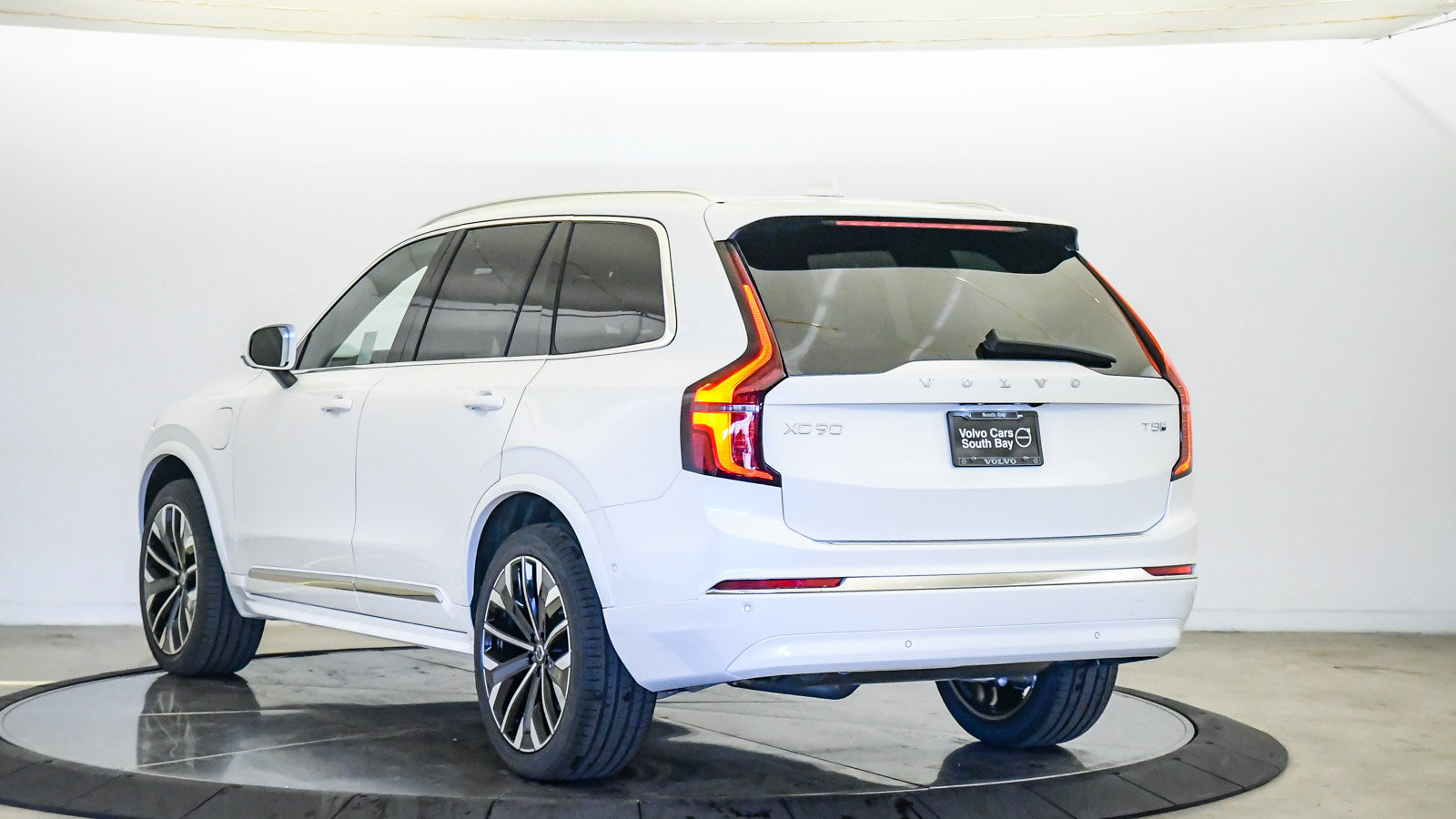 New 2026 Volvo XC90 T8 Plus w/ Protection Package AWD/4WD image 2