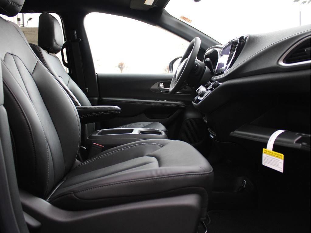 New 2026 Chrysler Pacifica Select image 25