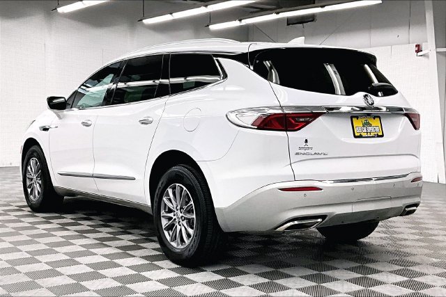 Used 2023 Buick Enclave Essence FWD image 2