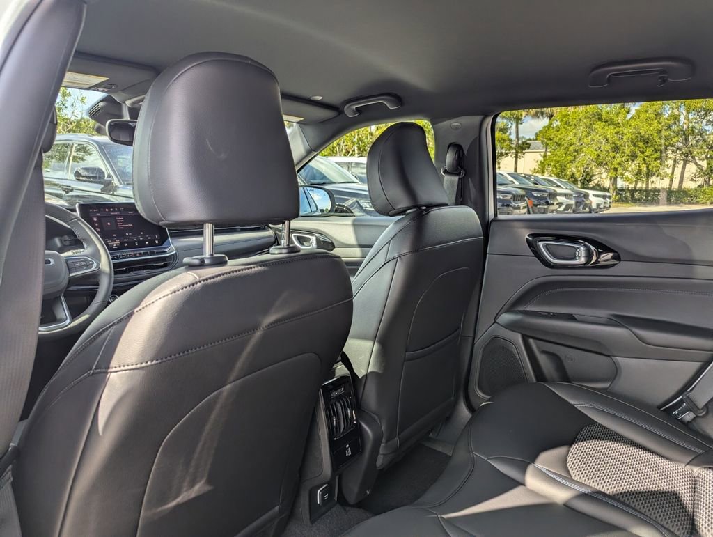 New 2026 Jeep Compass Latitude image 9