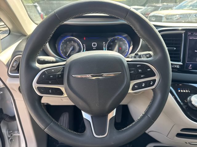 Used 2023 Chrysler Pacifica Touring-L FWD image 19