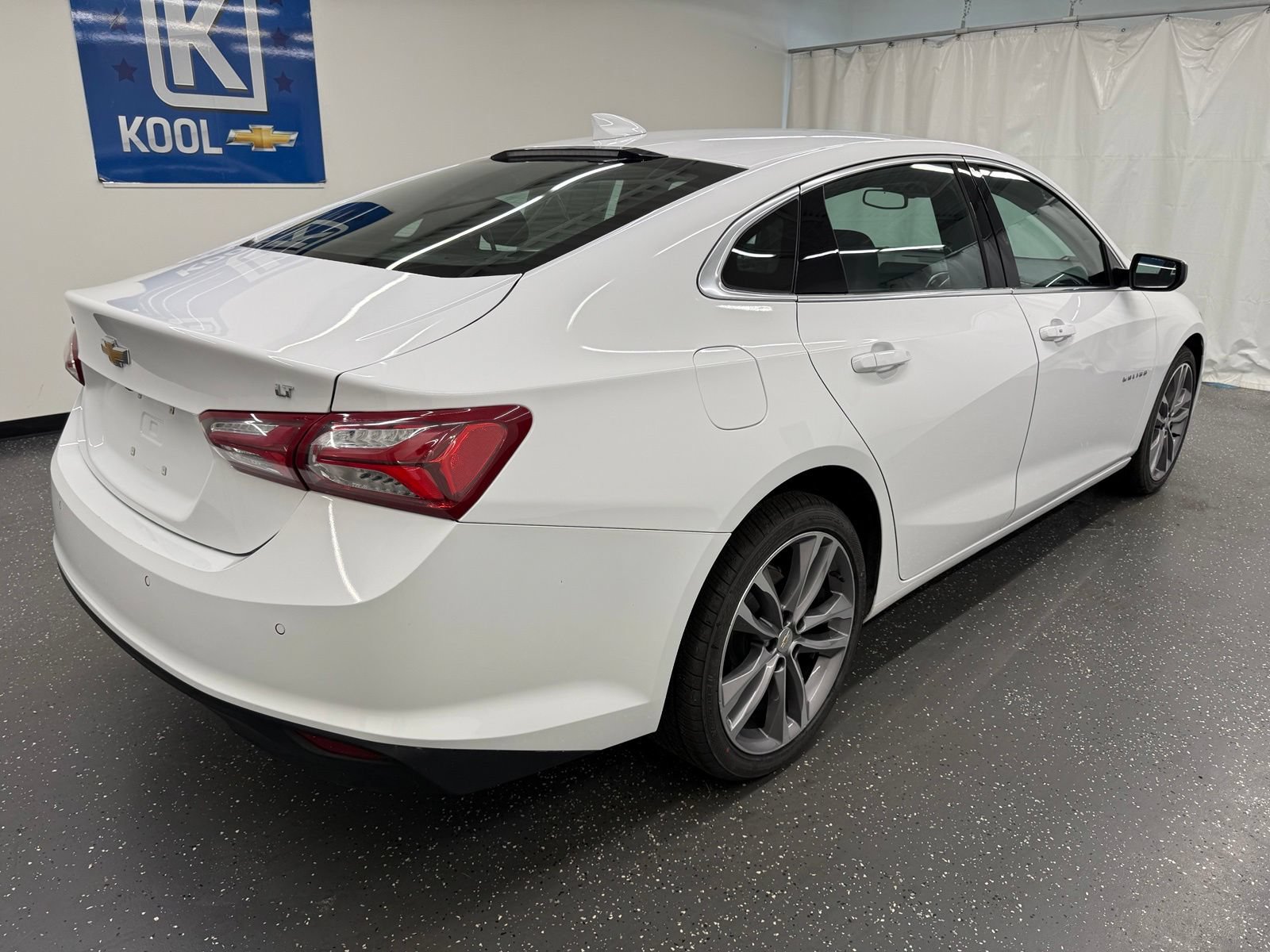 Used 2024 Chevrolet Malibu LT FWD image 2