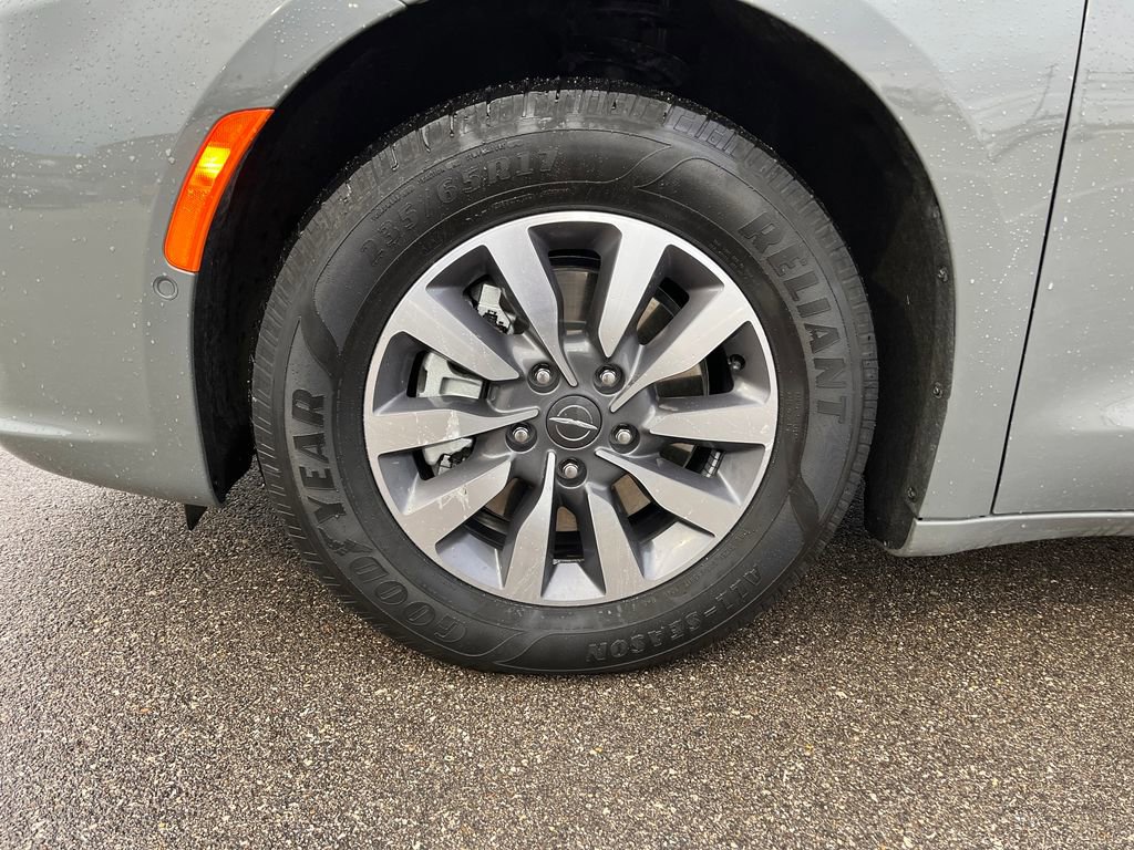 Used 2023 Chrysler Pacifica Touring-L image 29