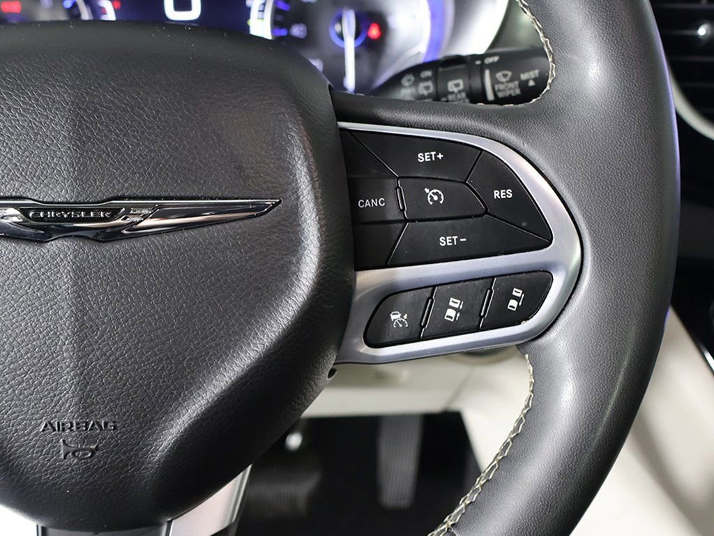Used 2023 Chrysler Pacifica Touring-L image 41