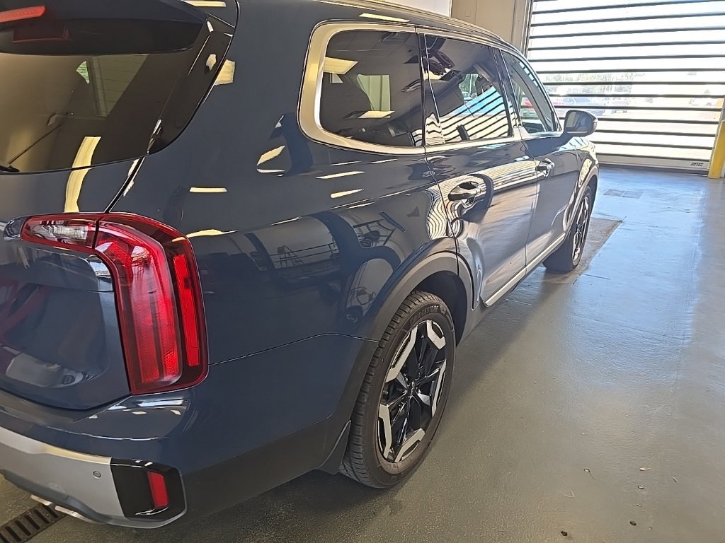 Used 2023 Kia Telluride S w/ S Sunroof Package FWD image 3