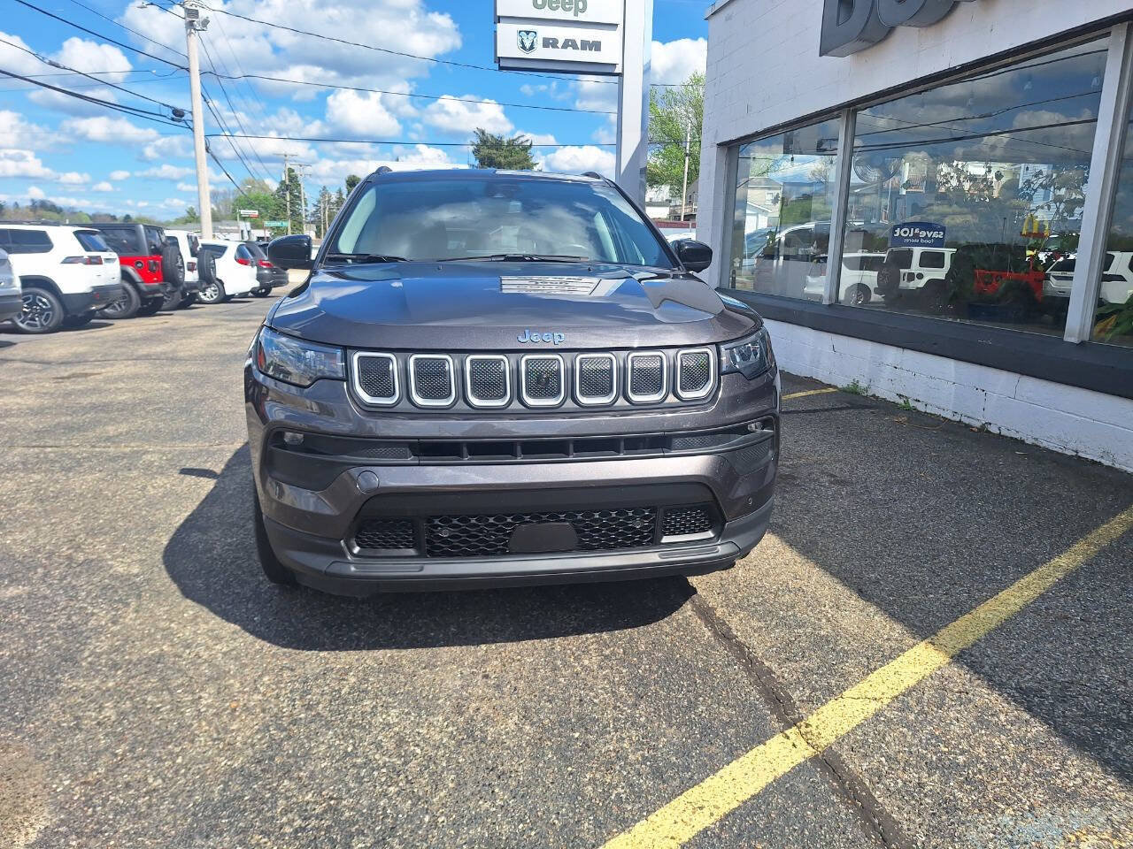Used 2022 Jeep Compass Latitude AWD/4WD image 3