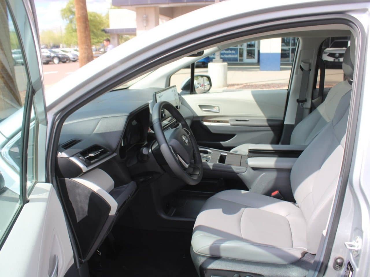 Used 2024 Toyota Sienna XLE FWD image 11